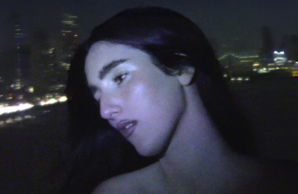 Judeline se convierte en la chica de cristal con su nuevo sencillo 