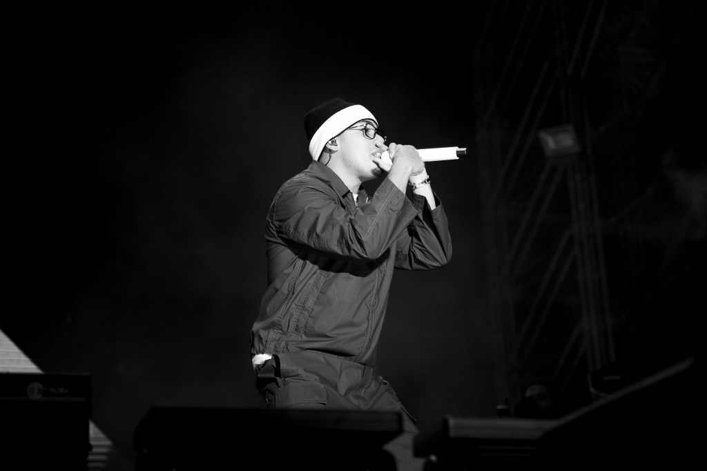 Myke Towers pone a bailar a toda la Plaza de España en&nbsp;Sevilla